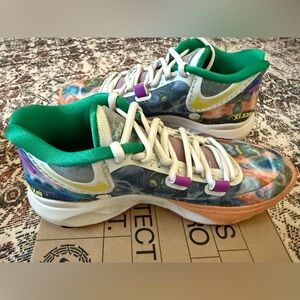 New Kyrie 8 Circle of life Nike 7.5 Women”s Mens 8